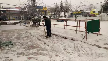 Antalya'nın Korkuteli ilçesinde kar kalınlığı 5 santimi buldu