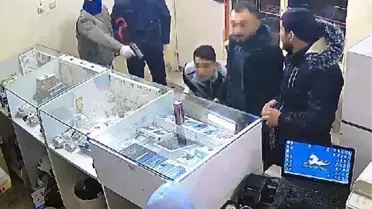 CEP TELEFONU DÜKKANINDAKİ KAR MASKELİ SOYGUN GİRİŞİMİ KAMERADA