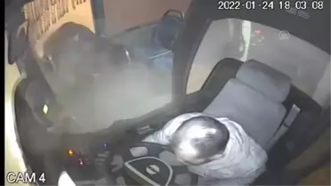 Son dakika haber... Yaşlı kadının kar kütlesinden kurtulduğu an güvenlik kamerasında