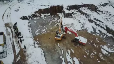 Ataşehir'de suya düşen kepçenin operatörü öldü