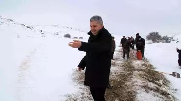Başkan Altun yaban hayvanlarına yem verdi, yolda ailenin aracını itti