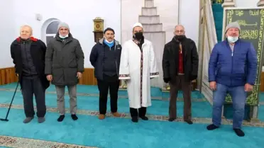 Burhaniye'de dondurucu soğuk cemaate engel olmadı