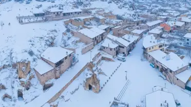 Kar altındaki tarihi Frig Vadisi seyrine doyumsuz manzara ortaya çıkardı