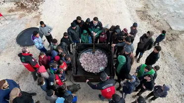 Şef Burak Özdemir, İdlib'de çocuklar için yemek yaptı