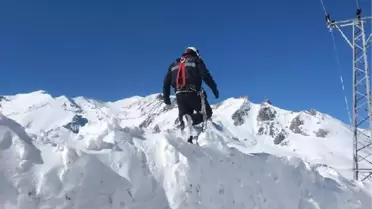 1 METRE KARDA YÜRÜYEREK BÖLGEYE ULAŞIP ARIZALARI GİDERDİLER