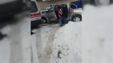 Kar yolları kapattı... Hasta vatandaşlar ekiplerce kurtarıldı