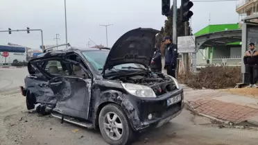 Kamyonetle otomobilin çarpışması sonucu 4 kişi yaralandı