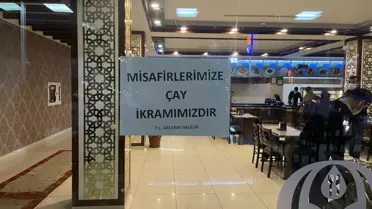 Aksaray Valiliğinden kar nedeniyle dinlenme tesislerinde misafir edilen yolculara çay ikramı