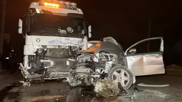 Bursa'da tırla otomobilin kafa kafaya çarpıştığı kaza anı kamerada