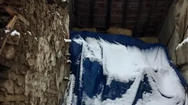 Derebucak'ta besihaneler ile bir evin çatısı çöktü