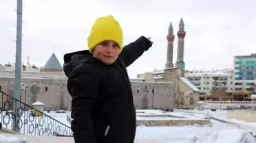 Minik Rasim, kardan yaptığı Çifte Minarenin gerçeğine kavuştu