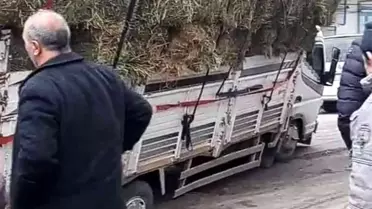 Yol çöktü, ot yüklü kamyon çukura saplandı