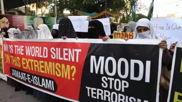 Pakistanlı kadınlardan Hindistan'daki okullarda uygulanan başörtü yasağına karşı protesto
