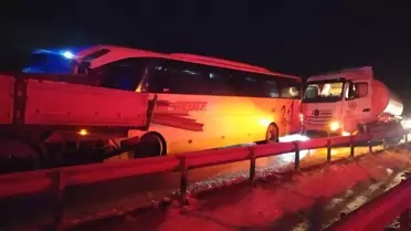 Son dakika gündem: Sivas'ta yolcu otobüsü ile 2 tır çarpıştı, 1 kişi öldü, 14 kişi yaralandı