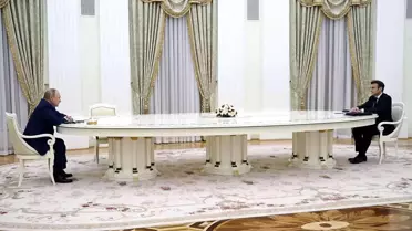 Macron, PCR testini reddettiği için görüşme dev masada yapıldı