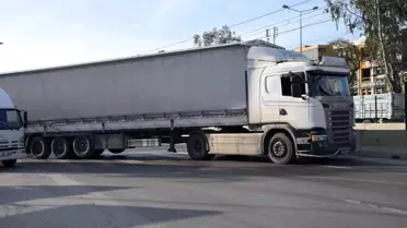 Tır yolcu otobüsüne çarptı, karayolu trafiğe kapandı