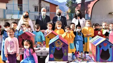 Minikler, can dostlarının kulübelerini renklendirdi