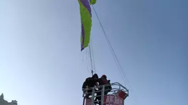 Yamaç paraşütçüsü elektrik tellerine takıldı