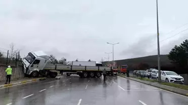 Son dakika haberi! Tuzla'da, kontrolden çıkan tır jandarma komutanlığının duvarına çarptı