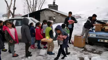 Muş'taki ihtiyaç sahibi çocuklar 'elden ele' yardımlarla mutlu oluyor