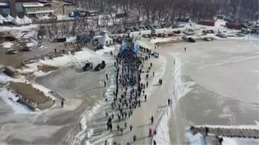 Rusya'nın Vladivostok kentinde 7'nci kez yapılan buz yarı maratonu havadan görüntüledi