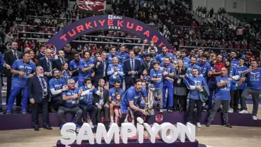 Anadolu Efes şampiyonluk kupasını aldı