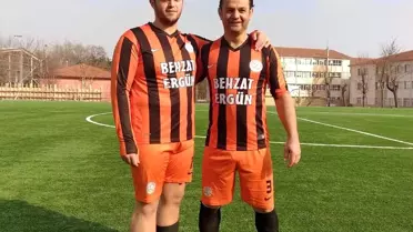 Baba oğul aynı takımda futbol oynuyor
