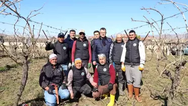 Başkan Öküzcüoğlu üzüm bağlarında budama yapan işçilerle buluştu