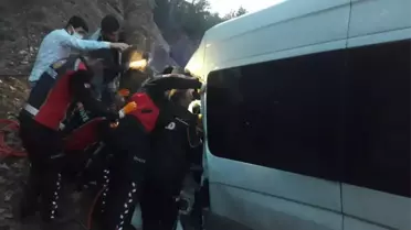 Burdur'da ağaca çarpan minibüsteki 3 kişi yaralandı