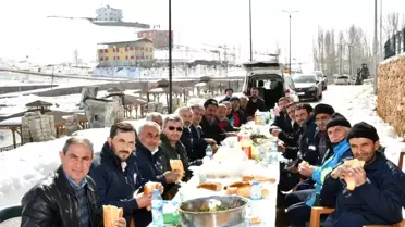Karla mücadele ekiplerine hamsili ziyafet