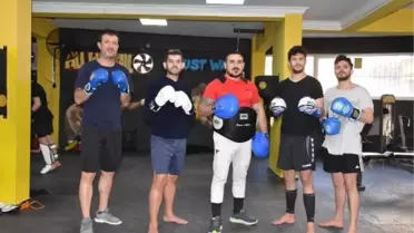 SAĞLIK ÇALIŞANLARI BİTMEYEN ŞİDDETE KARŞI KİCK BOKS ÖĞRENİYOR
