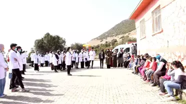 Üniversite öğrencileri köyde yaşayan çocuklarla bir araya geldi