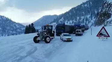 Konya-Antalya karayolunda kar yağışı ulaşımda aksamalara neden oluyor