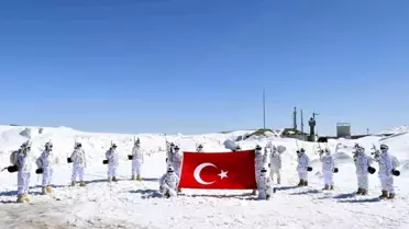 Mehmetçik Kato Dağı'nda 7 metreyi bulan karda vatan nöbetinde kuş uçurtmuyor