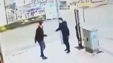 Son dakika haberleri... YOLDA YÜRÜRKEN TARTIŞTIĞI İŞ ARKADAŞINI BIÇAKLADI; O ANLAR KAMERADA