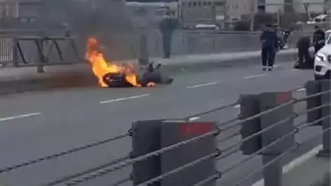 Son dakika! UNKAPANI KÖPRÜSÜ'NDE KAZA YAPAN MOTOSİKLET ALEV ALEV YANDI