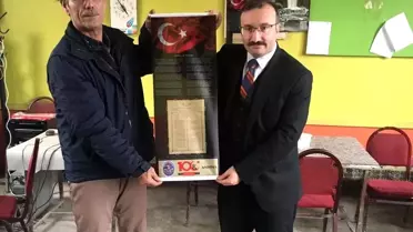 Emet Belediyesi'nden İstiklal marşının yazılı olduğu bez flama dağıtımı
