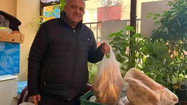 Her gün 150 ekmeği ihtiyaç sahiplerine dağıtıp, dertlerini dinliyor