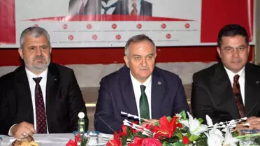 Sarıgöl'de MHP'ye katılan 50 üyeye rozet takıldı