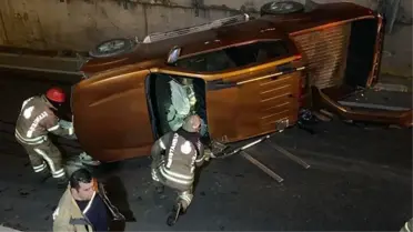 Beyoğlu'nda korkunç kaza! Bir araç tabelaya çarpıp takla attı
