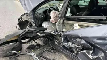 Sarıyer'de hatalı sollama yapan araç karşı yönden gelen araca çarptı: 3 yaralı