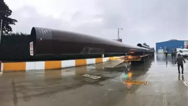 İşçi servisi, TIR'ın taşıdığı boruya çarptı: 9 yaralı