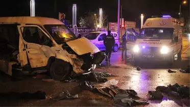 Otomobil ile minibüs çarpıştı! Yaralılar var