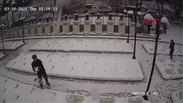 Çanakkale'de şehitlikteki mezar taşlarını temizleyen 2 genç duygulandırdı