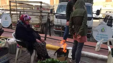 Pazarcılar, yaktıkları ateşle ısınmaya çalıştı