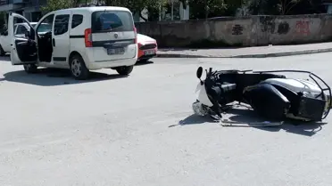 Adana'da motosikletle hafif ticari aracın çarpışması güvenlik kamerasında