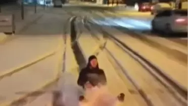 ARACA BAĞLADIĞI HALATLA KAYAK YAPTI
