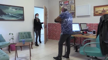 Sanatsever beyin cerrahı 'renkli kişiliğini' muayenehanesine yansıtıyor