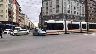 Eskişehir'de otomobil ve tramvay çarpıştı