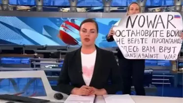 Rusya devlet televizyonu canlı yayına 'savaşa hayır ' pankartıyla çıkan kadın karşısında ne yapacağını şaşırdı